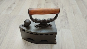 Fier de calcat cu carbuni foarte vechi - obiect de colectie sau decor