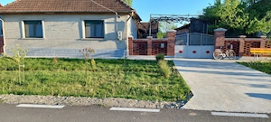 Vând casă cu grădină 