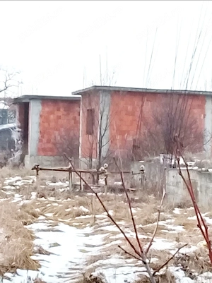 Teren intravilan în zonă centrală-2975 mp, cu clădiri în construcție, în comuna Socodor