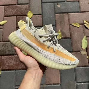 Pantofi Sport Adidas Yeezy 350 Light - se schimba la lumina soarelui