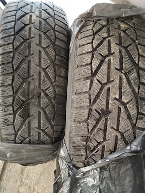 vand doua anvelope 215 65 R16 profil de iarna