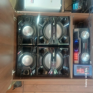 Boxe de vănzare folosite la o singura petrecere ținute în dulap inchis