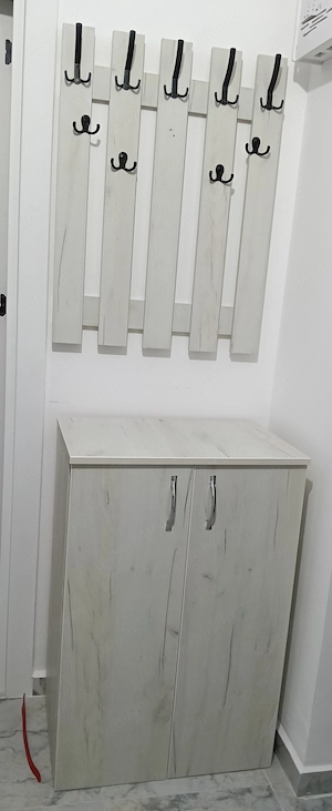 Vând cuier și comodă 