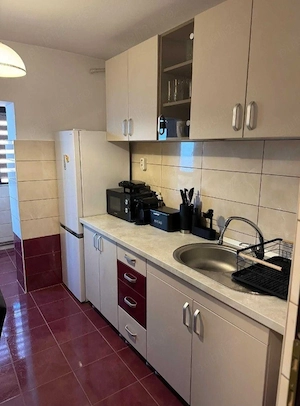 Inchiriez apartament cu 2 camere, decomandat, zona 8 Mai, aleea Ioan Slavici. 