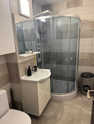 Inchiriez apartament cu 2 camere, decomandat, loc de parcare 24 7, zona 8 Mai, aleea Ioan Slavici.  - imagine 7