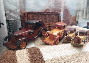 Machete mașini din lemn lucrate manual