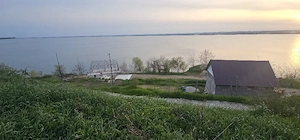 Utilități( CURENT, APA, FIBRA OPTICA) trase la limita propr Teren pe malul râului Olt baraj Mosteni