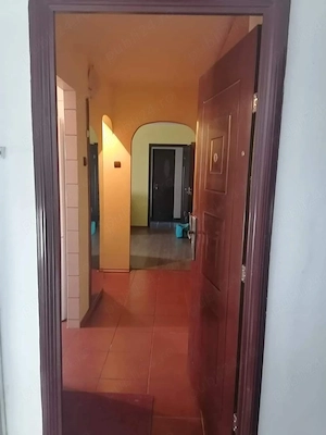 Închiriez apartament 3 camere - imagine 2