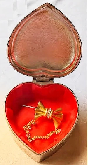 Set CADOU Vintage: Casetă Inimă Metal Argintat + Broșă Fundă (CADOU) 