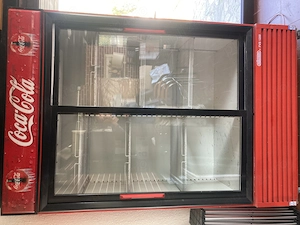Vand două vitrine de băuturi 