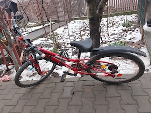 Bicicleta mountain bike de culoare roșie de vanzare