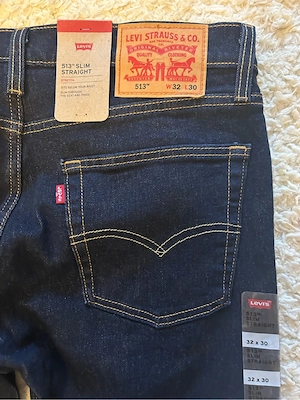 Vand jeansi Levi's noi 