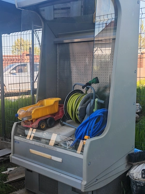 Vitrină de mezeluri  lactate