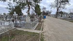 Vând două locuri de veci 