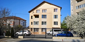 Vind apartament 1550  m2[Obcini  in bloc cu curte si spatiu de parcare]