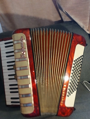 vând acordeon HOHNER 72 bași nou nefolosit venit curând din Germania sună tare puternic 0861986033