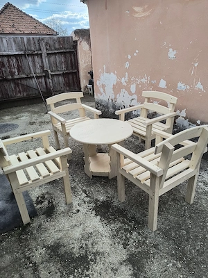 Mese rotunde și scaune cu spătar 