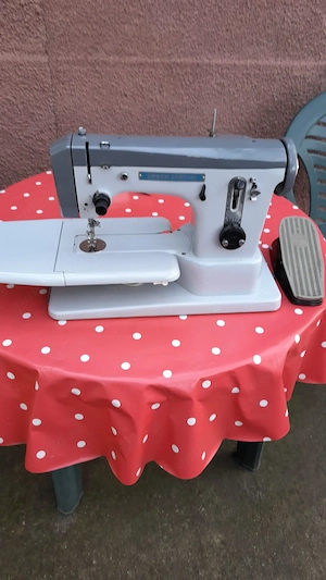 Vand masina de cusut.