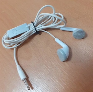 Vând o Pereche de Căști Samsung