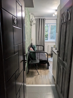 Închiriez garsonieră (exclus animale de companie)