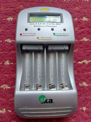 Vînd încărcător acumulatori