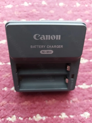 vînd încărcator acumulatori