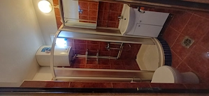 Închiriez garsonieră situată în cartierul Valea Roșie, la etajul 2, într-o zonă excelentă și foarte  - imagine 4