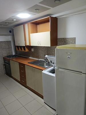 Inchiriez camera la curte zona Auchan Vitan