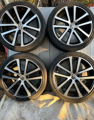 Vand/Schimb jante de aluminiu cu cauciucuri 225/40/18 cu jante de aluminiu cu cauciucuri 195/65/15.