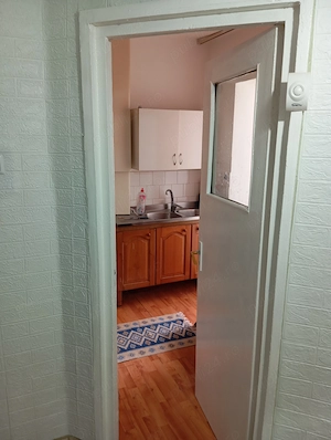 Apartament decomandat, zona centrală, parter , curat, zona liniștită. - imagine 3