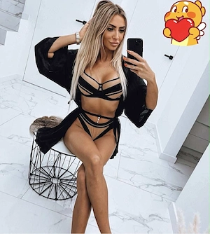 Trans girl cu vibe bun și zâmbet sincer