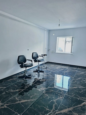 Vând Apartament   sau spațiu comercial  41 mp Florești strada stejarului Nr 40  