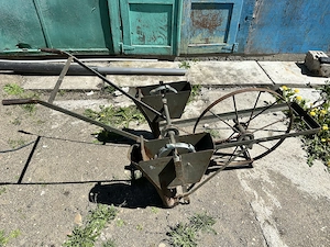 Vând semănătoare pentru porumb pe două rânduri 