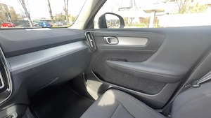 Volvo XC40 B4 AWD Mild Hybrid   197 CP   Momentum Pro - imagine 10