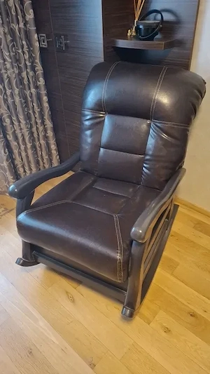 Fotoliu vintage piele maro cu balansoar, retro