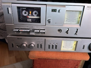 Vând set audio vintage Akai format din deck casetofon Akai CS-M3 și amplificator Akai AM-U01.