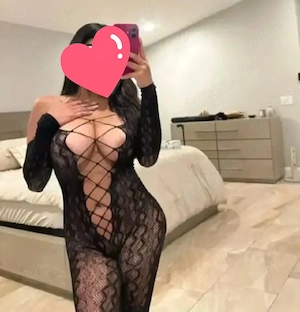 Brunetă milf,pasiune si eleganță