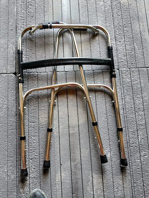 Cadru de mers pliabil, ajustabil pe inaltime