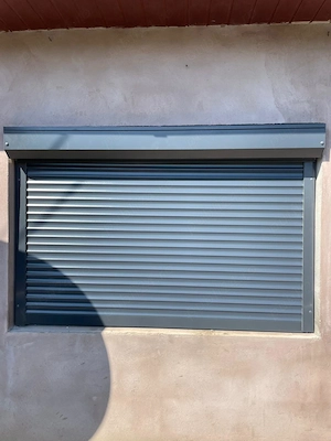 Rulouri aluminiu,usi de garaj,plase insecte si pisici,inchideri balcoane cu plasa pt animale. - imagine 3