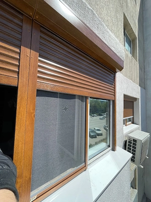 Rulouri aluminiu,usi de garaj,plase insecte si pisici,inchideri balcoane cu plasa pt animale. - imagine 4