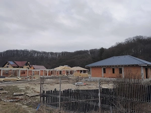 Casa la rosu in Râșnov.  Cartierul Primăverii.  Locatie perfectă la marginea padurii.169900 euro  - imagine 2