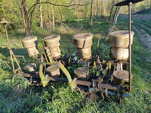 Vând semănătoare de porumb funcțională fără nici un defect!!!