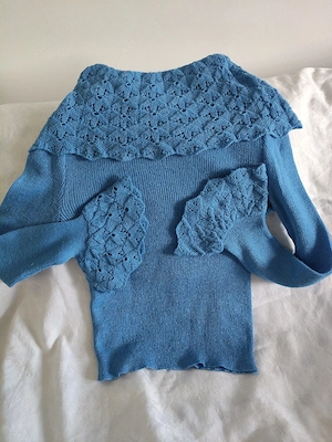 pulover lucrat manual cu fir de melană subțire și moale, de culoare bleu 