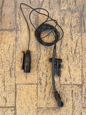 Sennheiser e 608 este un microfon dinamic supercardioid ( gooseneck )