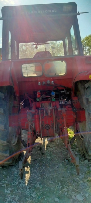 Vând tractor international