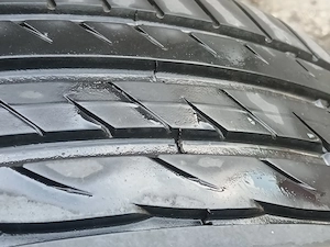 Vând 4 anvelope de vară 205 / 55 / R16 LAUFFEN