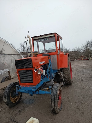 Vând tractor cu încărcător 