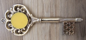 Vand o cheie din plastic cu termometru si o imagine cu Fecioara Maria si Domnul nostru Isus Hristos. - imagine 4