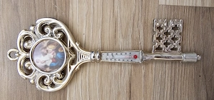 Vand o cheie din plastic cu termometru si o imagine cu Fecioara Maria si Domnul nostru Isus Hristos. - imagine 3