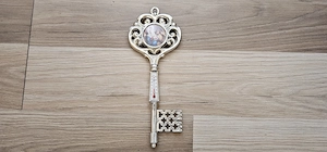 Vand o cheie din plastic cu termometru si o imagine cu Fecioara Maria si Domnul nostru Isus Hristos.